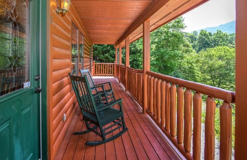 Sevierville House | EASY LIVIN - SECLUDED FAMILY LOG CABIN