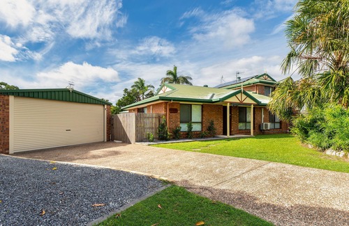 Tin Can Bay House | Easy walk to foreshore and central to all that Tin Can Bay has to offer!