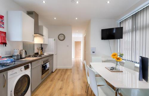 Cwmbrwla Apartment | Eaton House 2 - TV in Every Bedroom!