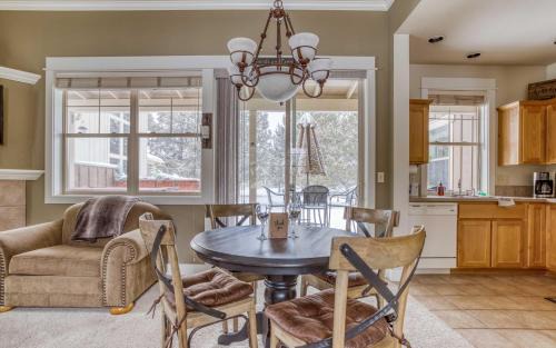 Redmond House | Eazy Inn at Eagle Crest - Meredith Lodging