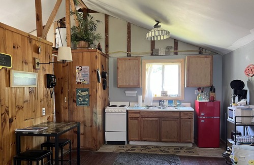 Malletts Bay Cabin | ECLIPSE WEEKEND! On the causeway!