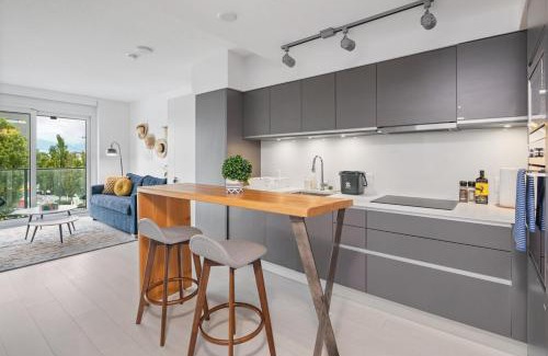 Mount Pleasant Apartment | Eco-Friendly Condo with AC Gym and Parking near SkyTrain for 5