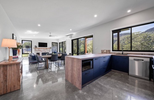 Barrengarry Villa | Eco-Luxe Villa on 146 acres in Kangaroo Valley-breathtaking views,wild swimming