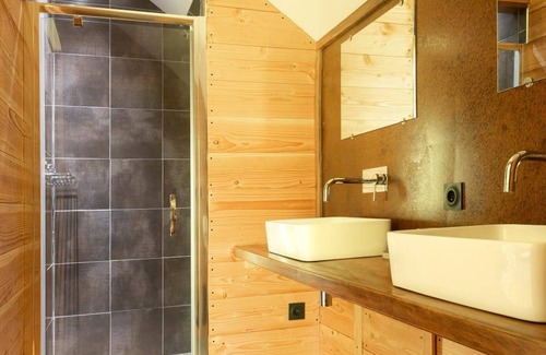 Saint-Georges-des-Sept-Voies Cabin | Ecolodges de Loire & Spa