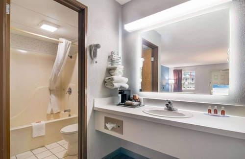 Branson Theater District Hotel | Econo Lodge Branson Theater District