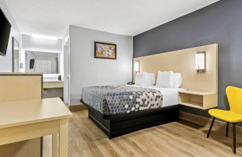 Cayce Hotel | Econo Lodge Inn & Suites Cayce I-26 Airport