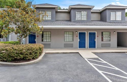 Cayce Hotel | Econo Lodge Inn & Suites Cayce I-26 Airport