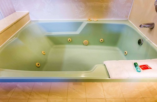 La Sierra Hotel | Econo Lodge Inn & Suites Riverside - Corona