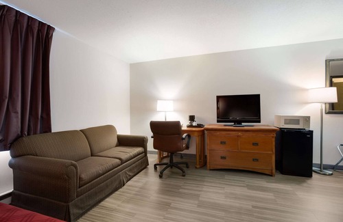 Escanaba Hotel | Econo Lodge Inn & Suites