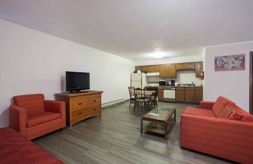 Escanaba Hotel | Econo Lodge Inn & Suites