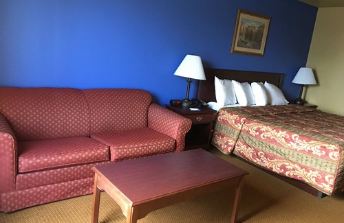 Greenbrier Hotel | Econo Lodge Inn & Suites