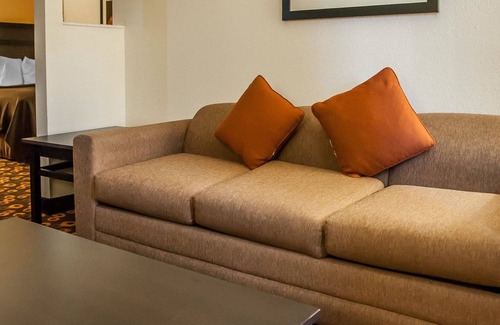 Southside Hotel | Econo Lodge Inn & Suites