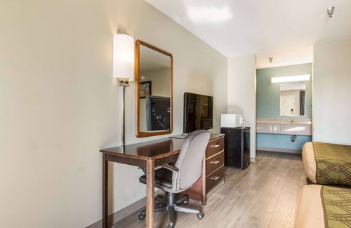 Hillview Hotel | Econo Lodge Inn & Suites