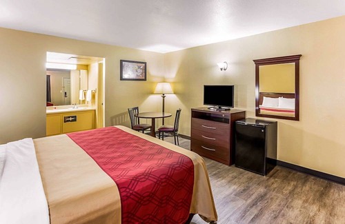 McAlester Hotel | Econo Lodge McAlester