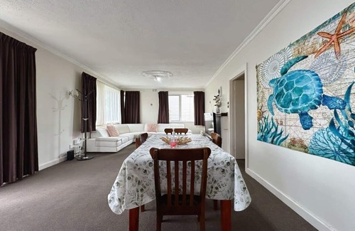 South Hobart House | Econo Lodge near Hobart City and Salamanca Market