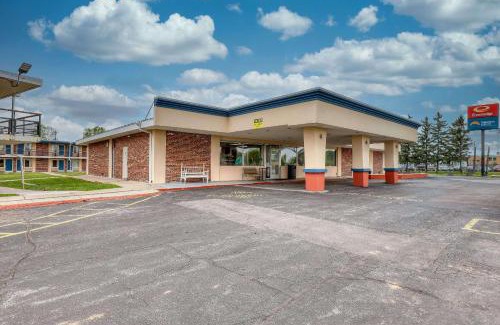 Neenah Hotel | Econo Lodge Neenah