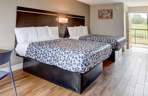 Sevierville Hotel | Econo Lodge Sevierville-Pigeon Forge on the River
