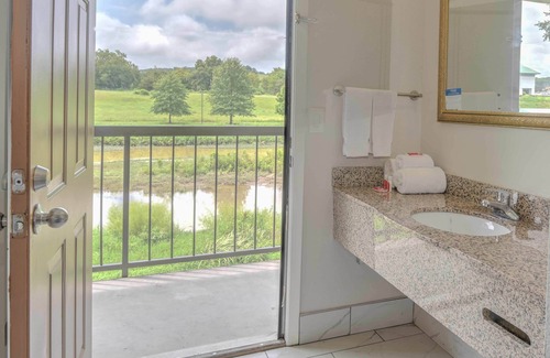 Sevierville Hotel | Econo Lodge Sevierville-Pigeon Forge on the River