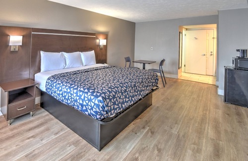 Sevierville Hotel | Econo Lodge Sevierville-Pigeon Forge on the River