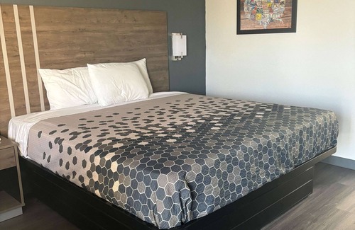 Calhoun Hotel | Econo Lodge