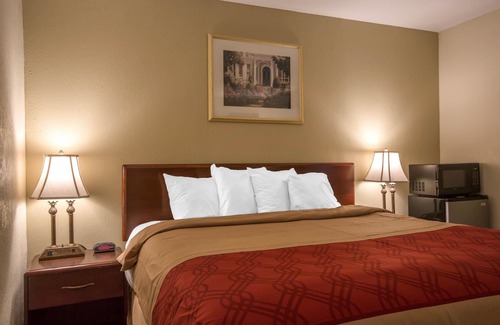 Manchester Center Hotel | Econo Lodge