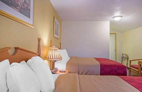 Manchester Center Hotel | Econo Lodge