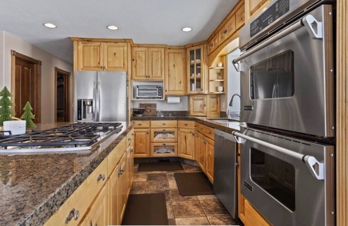 Liberty House | Eden View Home - Perfect for Families w/Spa & Trampoline