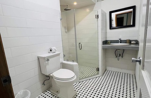 Barrio El Centro Hotel | Edificio La Esquina Cesar Mariscos