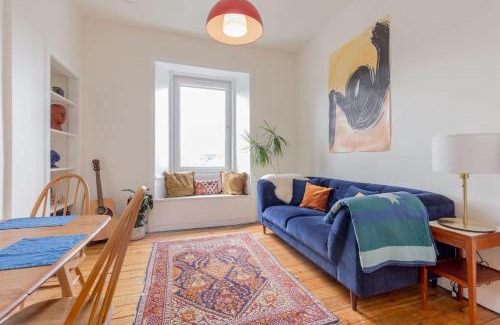 Bonnington Apartment | Edinburgh Castle Views! Stylish 2BD Flat, Sleeps 4