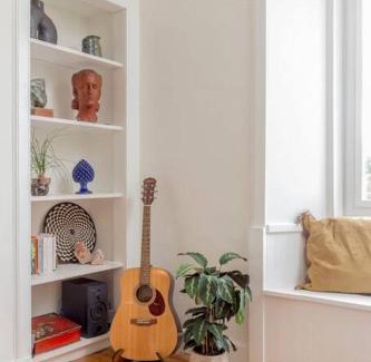 Bonnington Apartment | Edinburgh Castle Views! Stylish 2BD Flat, Sleeps 4