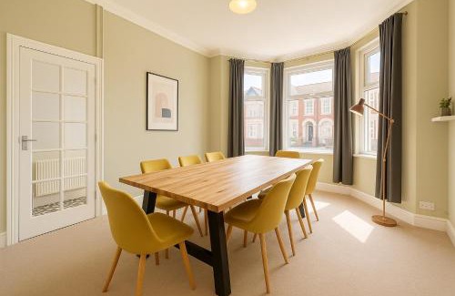 Grangetown Apartment | Edwardian City Centre House For Big Groups, Offroad Parking & Hot Tub!