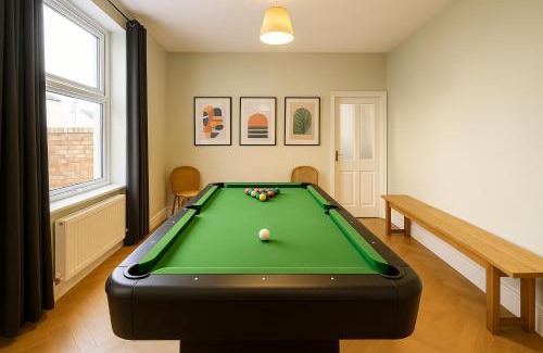 Grangetown Apartment | Edwardian City Centre House For Big Groups, Offroad Parking & Hot Tub!