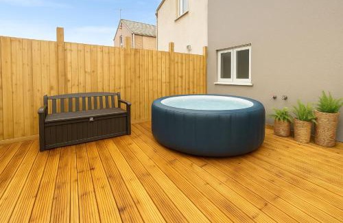 Grangetown Apartment | Edwardian City Centre House For Big Groups, Offroad Parking & Hot Tub!