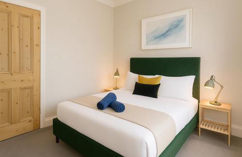 Grangetown Apartment | Edwardian City Centre House For Big Groups, Offroad Parking & Hot Tub!