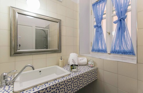 Rhodes Hotel | Efchi Suites 1904