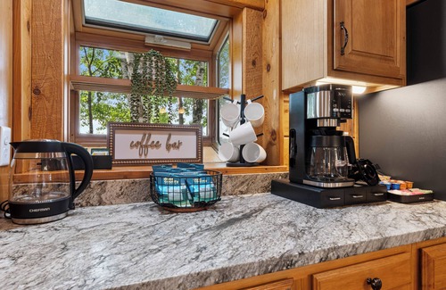 Egg Harbor Cabin | Egg Harbor Log Cabin w Outside Bar and Patio!