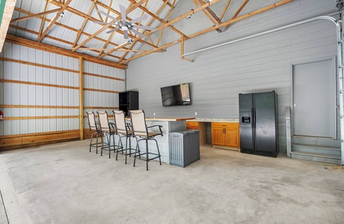 Egg Harbor Cabin | Egg Harbor Log Cabin w Outside Bar and Patio!