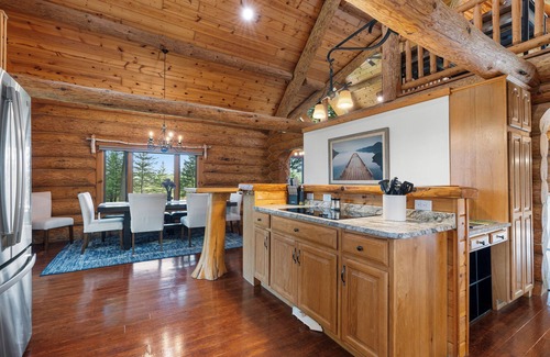 Egg Harbor Cabin | Egg Harbor Log Cabin w Outside Bar and Patio!