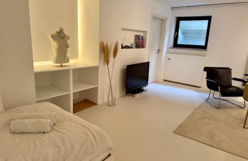 Hasenbergl-Lerchenau Ost Apartment | Eigene Souterrain Keller Wohnung nähe Olympiapark