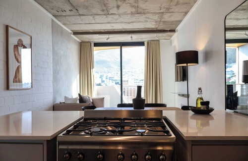 Three Anchor Bay Apartment | EIGHTY2 ON M - Fluent Serviced Apartments