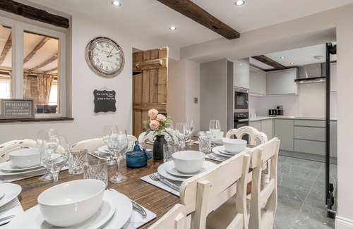 Malmesbury House | Eilmers Cottage Lovely 4BD in Malmesbury