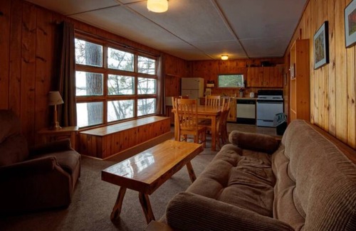 Orr Cabin | Elbow Lake Lodge: Reflections Lakefront Cabin3BR/1BA
