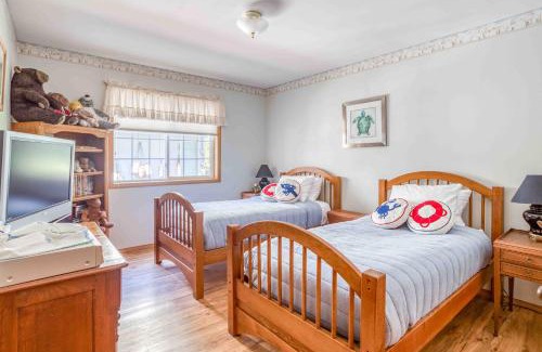 Manzanita House | Eleanor Edward Cottage by the Sea MCA 148 - Meredith Lodging