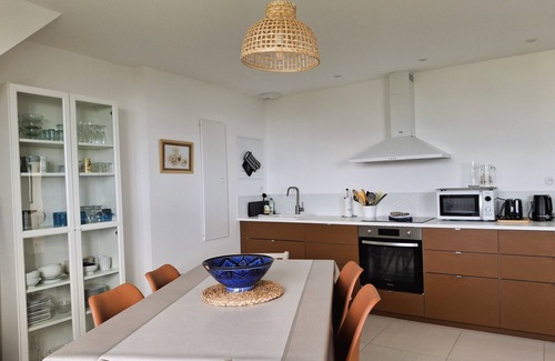 Crozon Apartment | Elegance on the bay, modern apartment with garden and sea view