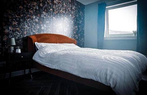 Paisley Apartment | Elegant 2 Bed Flat Perfect for RAH and Airport