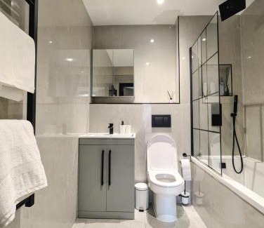 North Finchley Apartment | Elegant 2 bed flat with balcony