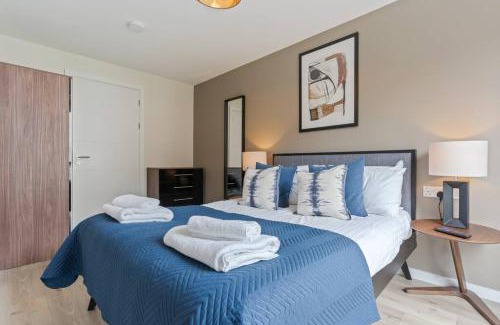 Everton Apartment | Elegant 2BR Retreat - City Centre & Secure Parking