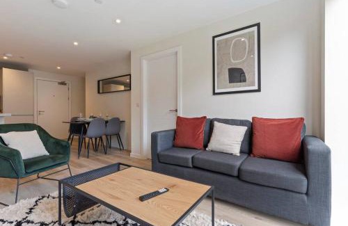 Everton Apartment | Elegant 2BR Retreat - City Centre & Secure Parking