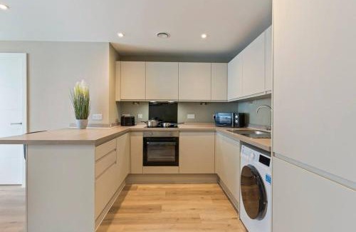 Everton Apartment | Elegant 2BR Retreat - City Centre & Secure Parking