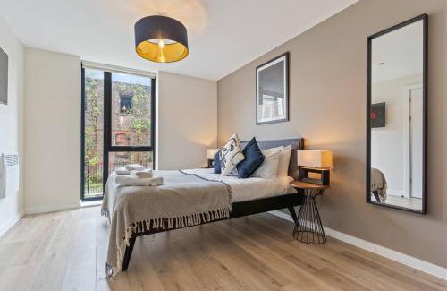 Everton Apartment | Elegant 2BR Retreat - City Centre & Secure Parking